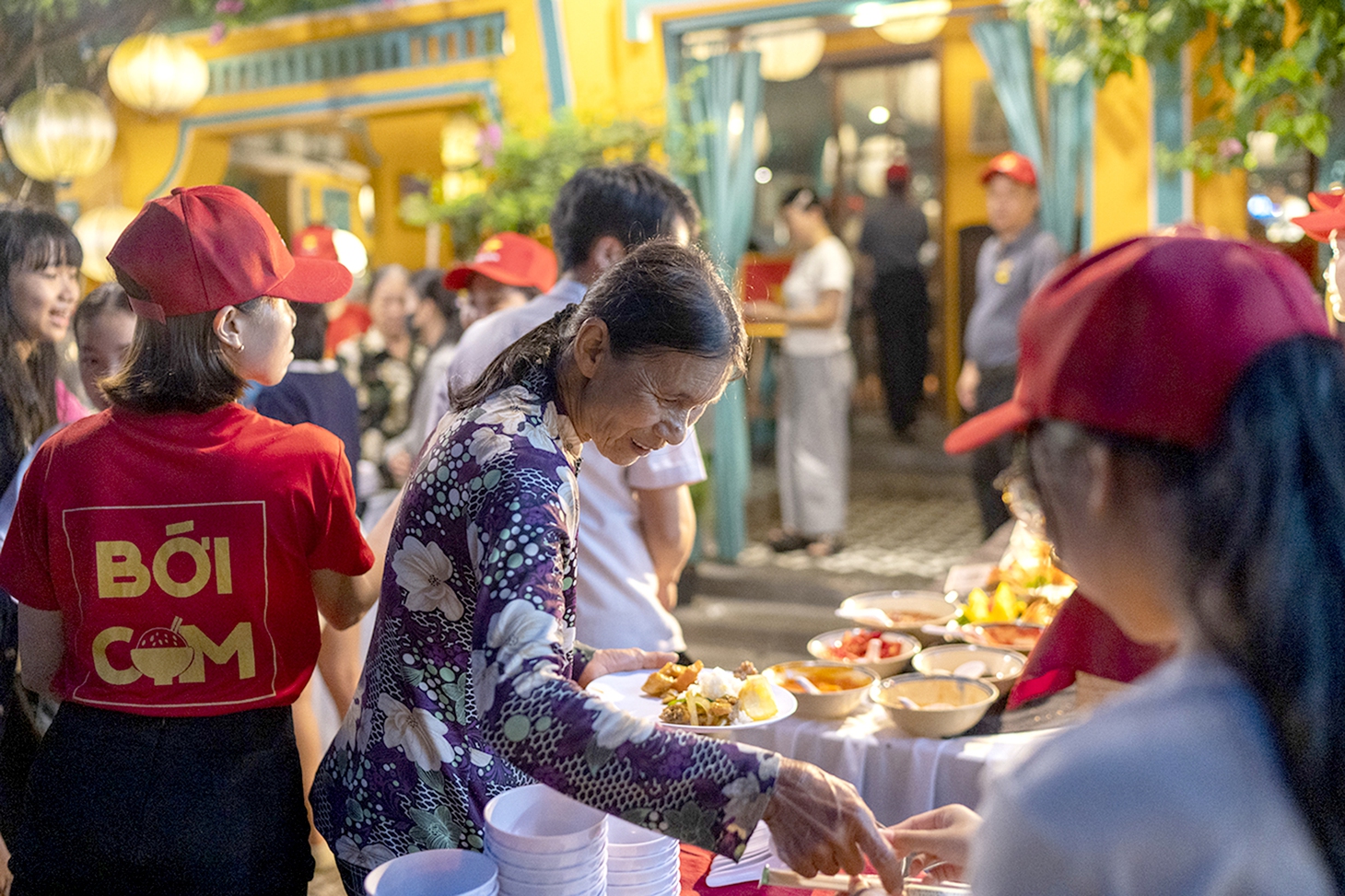 Nhà hàng '5 sao' ở Hội An mở tiệc buffet mời thợ hồ, vé số vào ăn thỏa thích, ra về còn tặng quà - Ảnh 1.