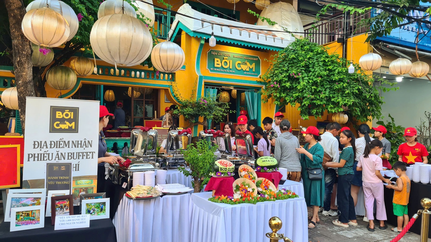 Nhà hàng '5 sao' ở Hội An mở tiệc buffet mời thợ hồ, vé số vào ăn thỏa thích, ra về còn tặng quà - Ảnh 2.