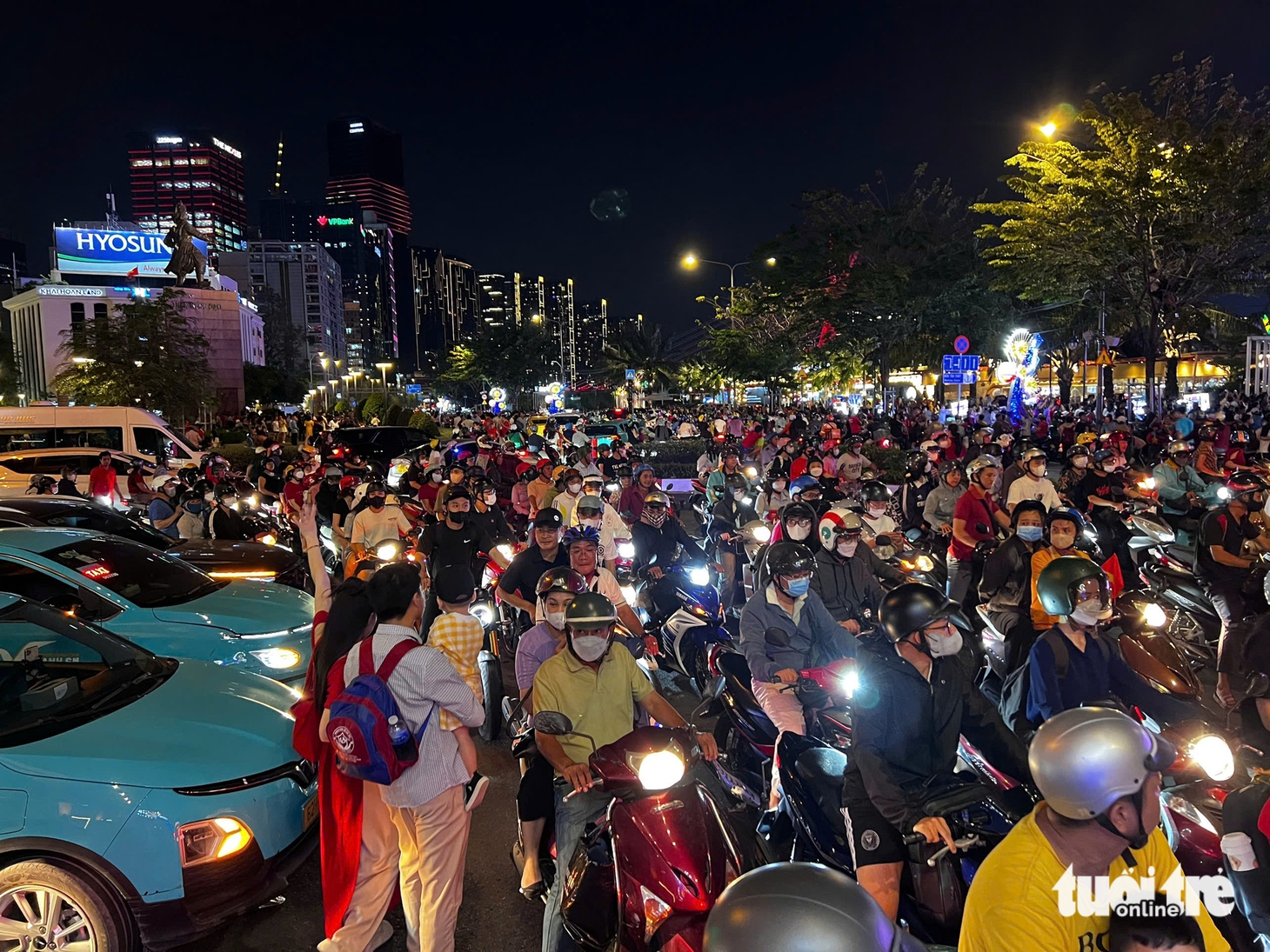 Trời chưa tắt nắng người dân đã trải bạt, dựng lều 'xí chỗ' đợi xem diễu binh mừng đại lễ 30-4 - Ảnh 11.