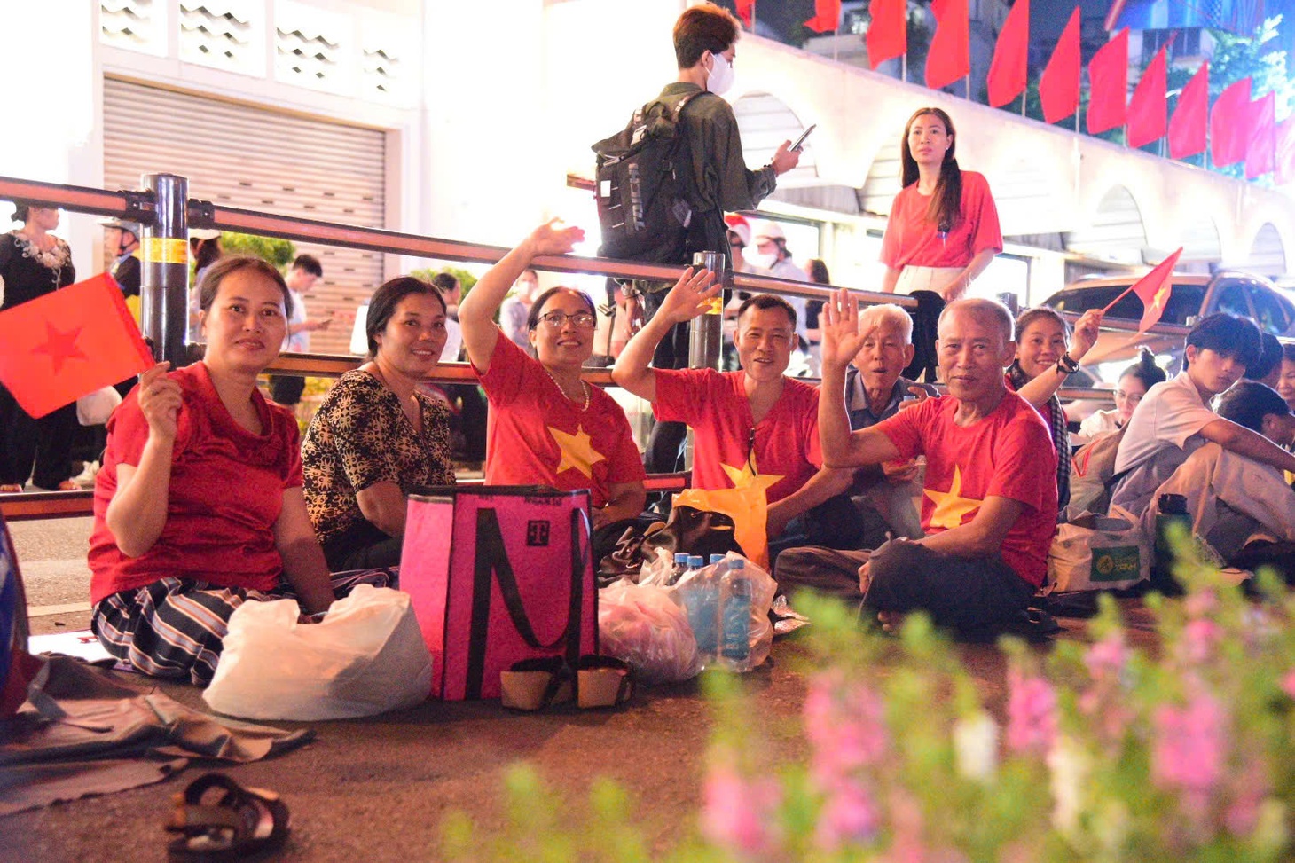 Trung tâm TP.HCM ken đặc, lòng người náo nức chờ đại lễ - Ảnh 23.