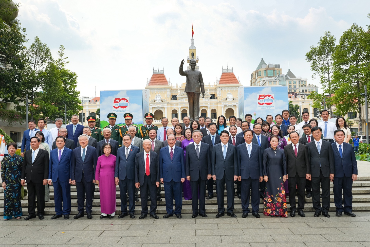 Tổng Bí thư cùng lãnh đạo Đảng, Nhà nước dâng hương Chủ tịch Hồ Chí Minh tại TP.HCM - Ảnh 2.