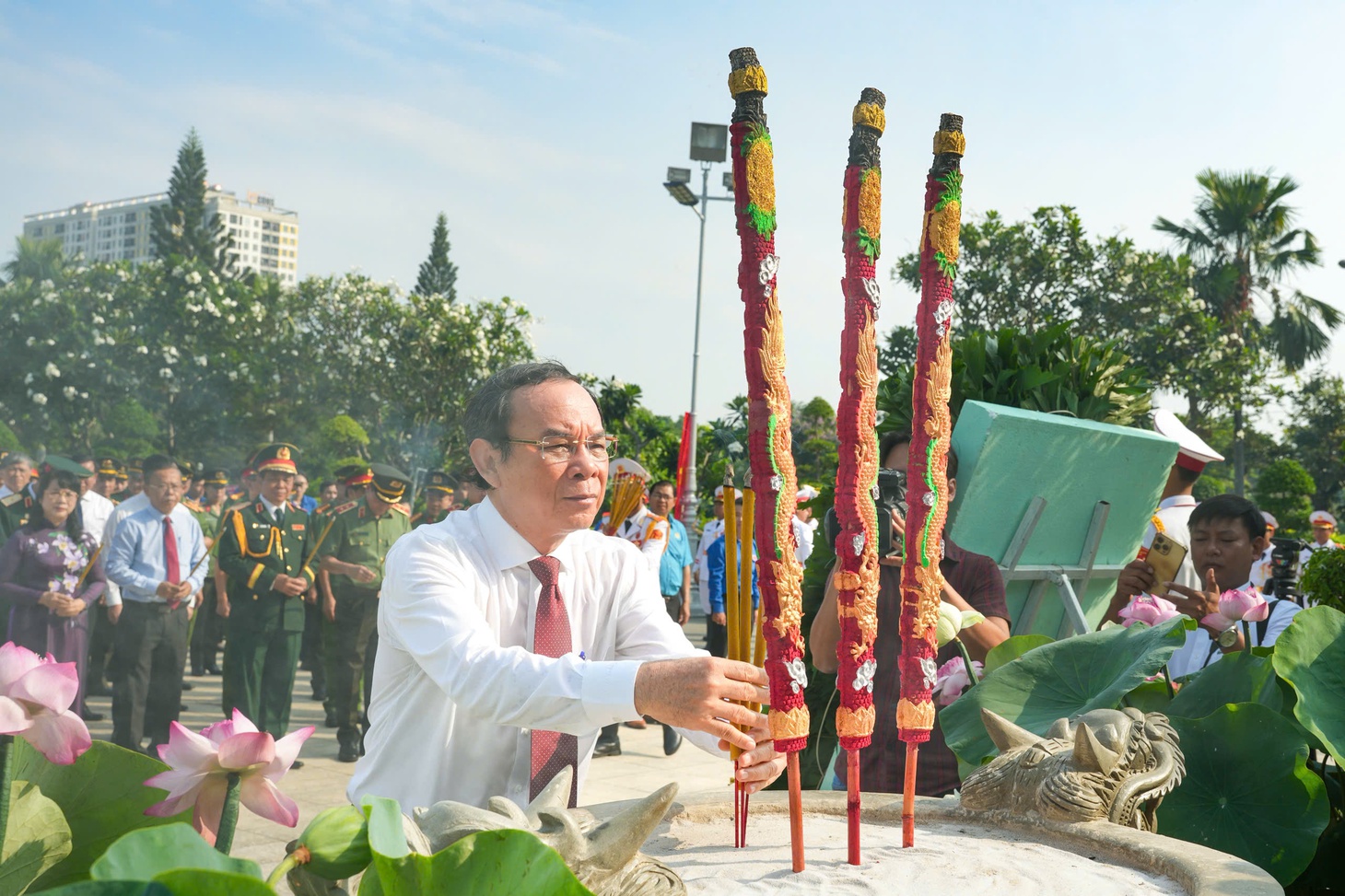 Lãnh đạo TP.HCM dâng hương Mẹ Việt Nam anh hùng, Anh hùng liệt sĩ - Ảnh 2.