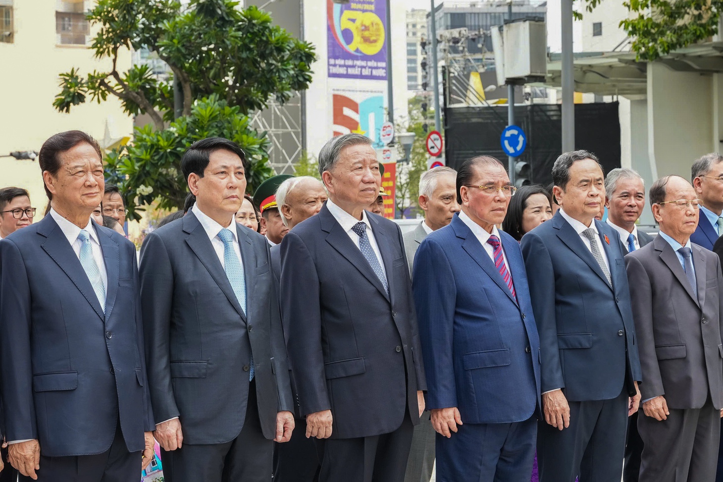 Tổng Bí thư cùng lãnh đạo Đảng, Nhà nước dâng hương Chủ tịch Hồ Chí Minh tại TP.HCM - Ảnh 4.