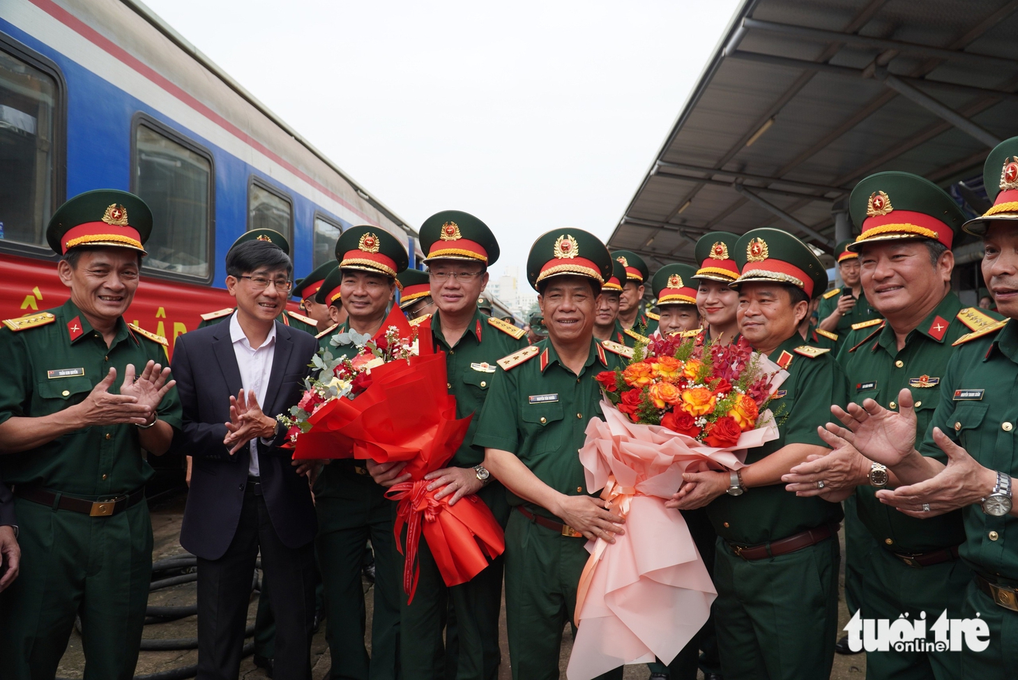 Đoàn tàu chở lực lượng vào TP.HCM diễu binh, diễu hành được chào đón nồng ấm tại Đà Nẵng - Ảnh 1.
