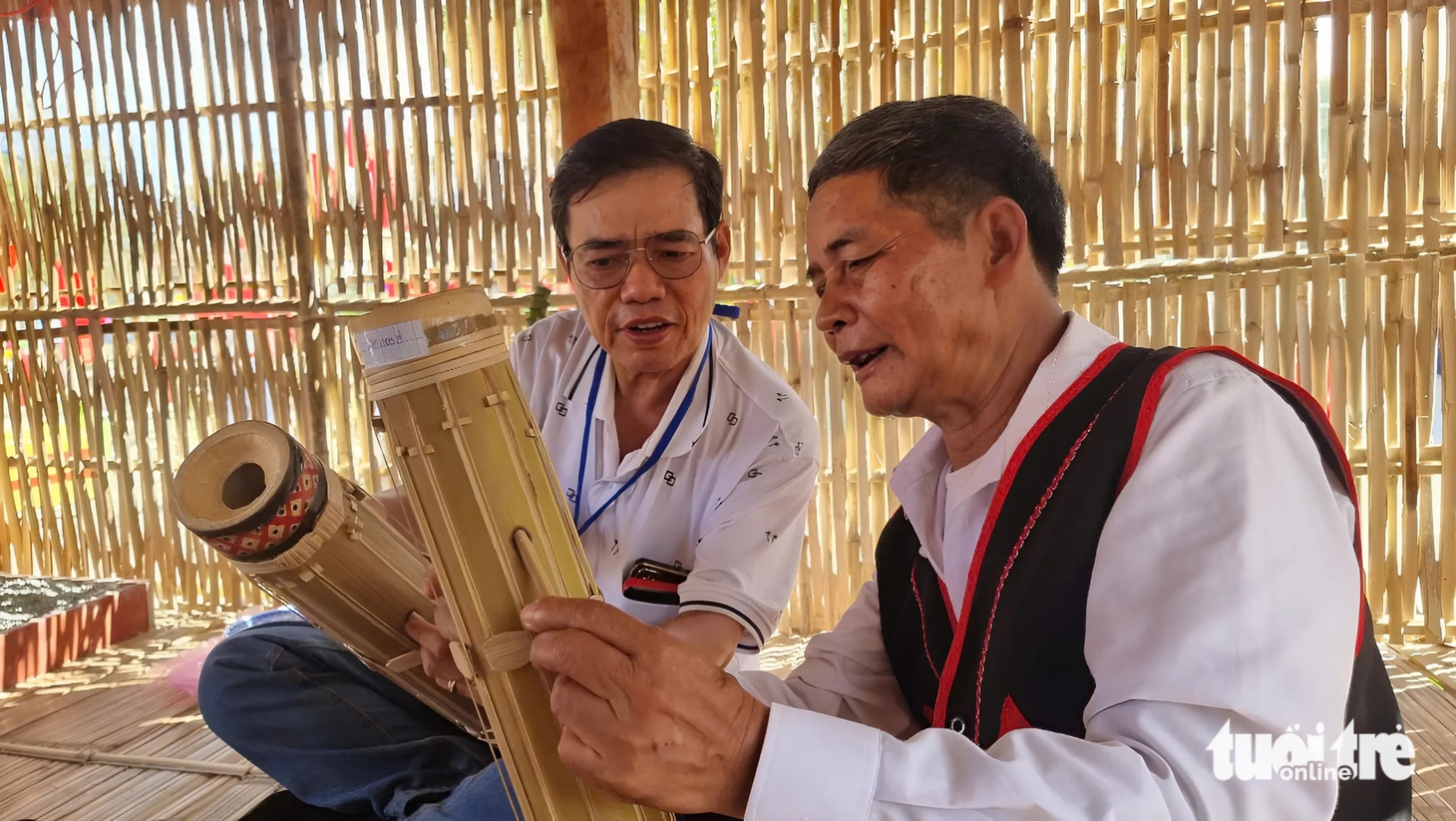 Hàng nghìn du khách xem tận mắt cách chế tác 'cây đàn chapi nghe nao lòng' - Ảnh 2.
