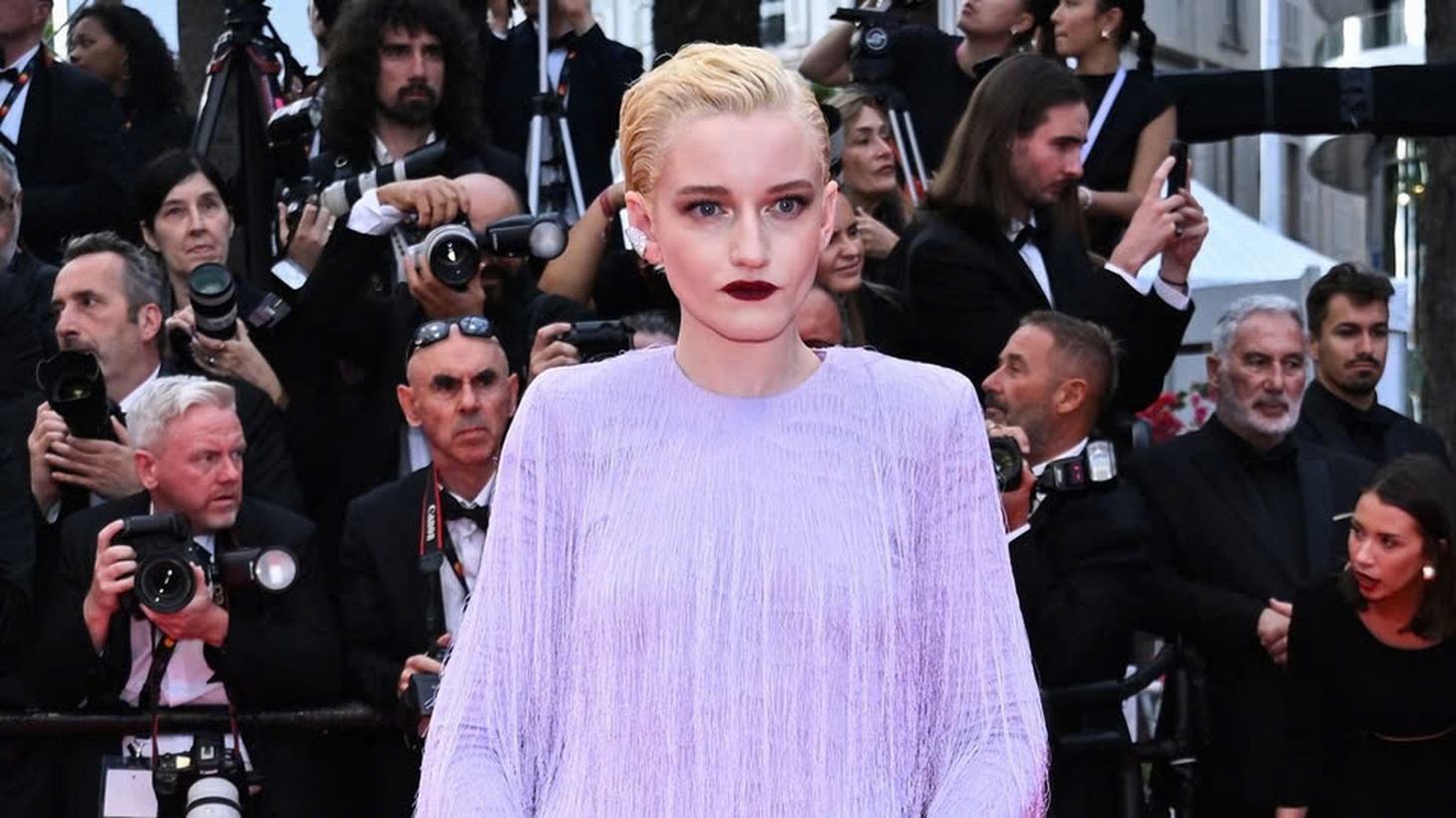 Angelina Jolie trở lại thảm đỏ Cannes sau 15 năm, Emma Stone bị ong tấn công bất ngờ - Ảnh 6.