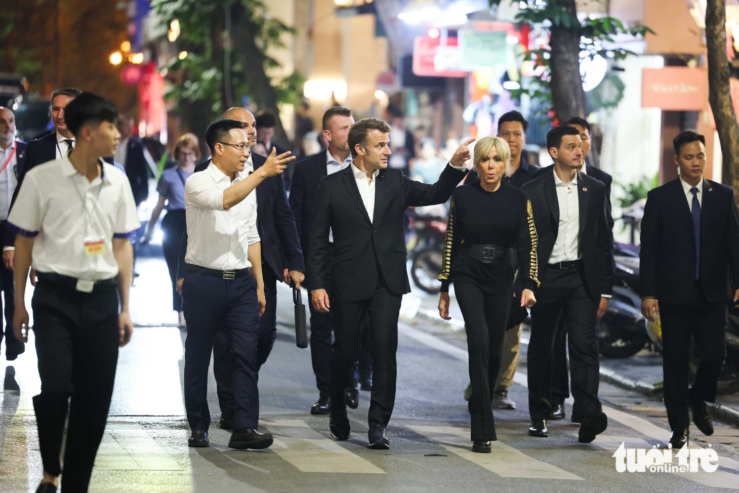 Tổng thống Pháp Macron và Phu nhân dạo bộ giữa Hà Nội, bắt tay thân mật với người dân - Ảnh 3.