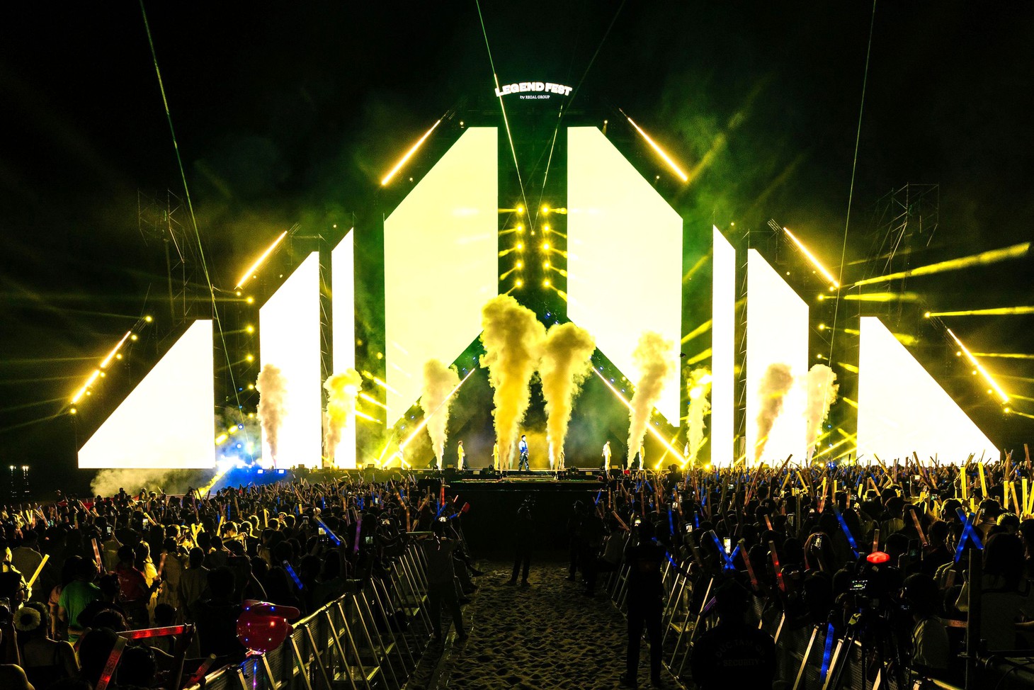 Đại nhạc hội 'Legend Fest 2025 In Dong Hoi' - Ảnh 1.