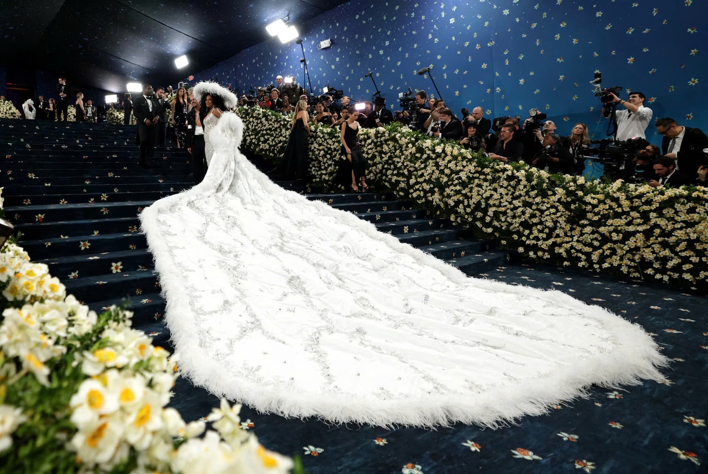 Lisa, Jennie BlackPink, Anne Hathaway và loạt ngôi sao đổ bộ bữa tiệc thời trang Met Gala 2025 - Ảnh 2.