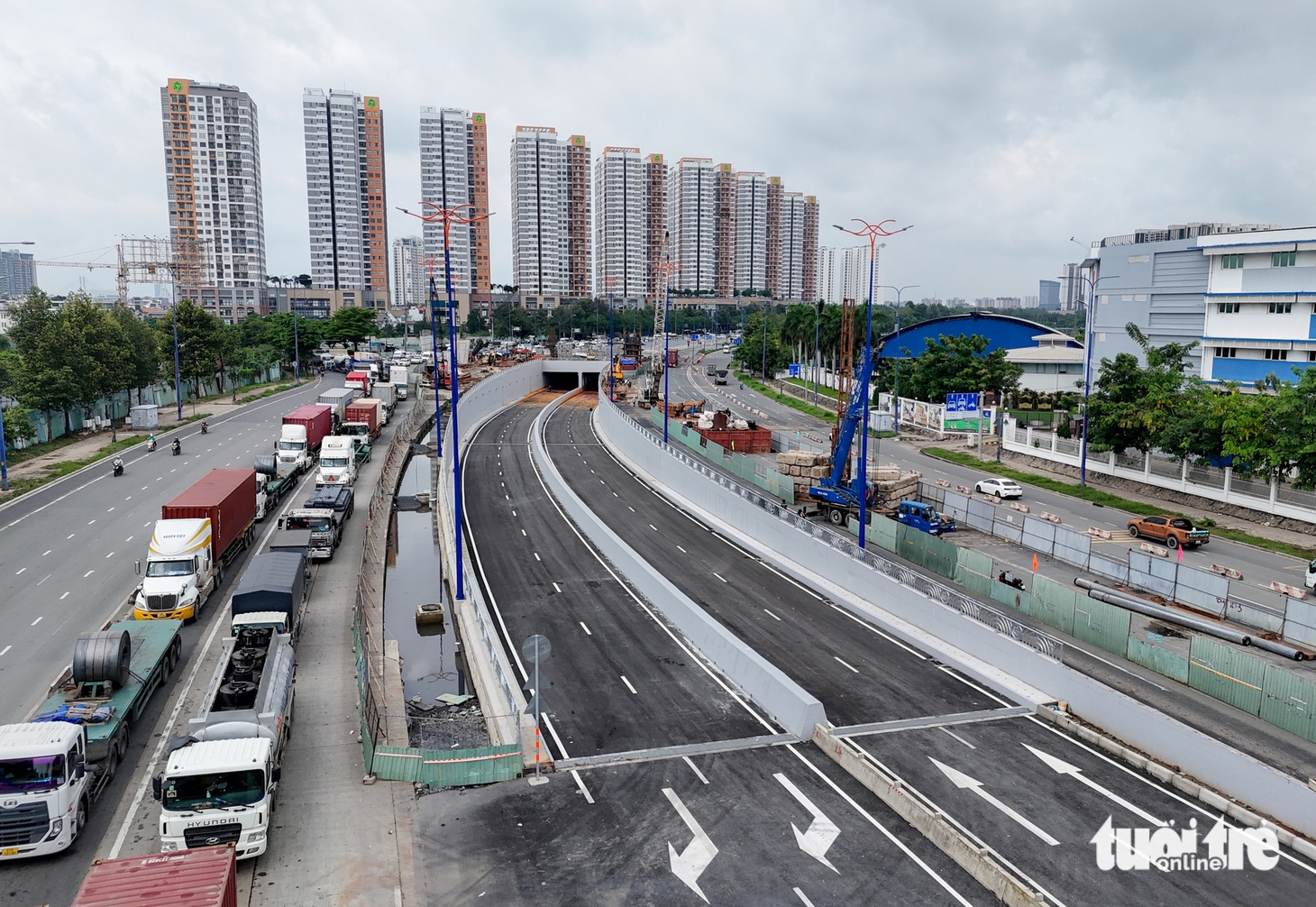 Toàn cảnh công trường vắng vẻ, tiến độ ì ạch tại nút giao An Phú, dù 6 tháng nữa phải về đích - Ảnh 14.
