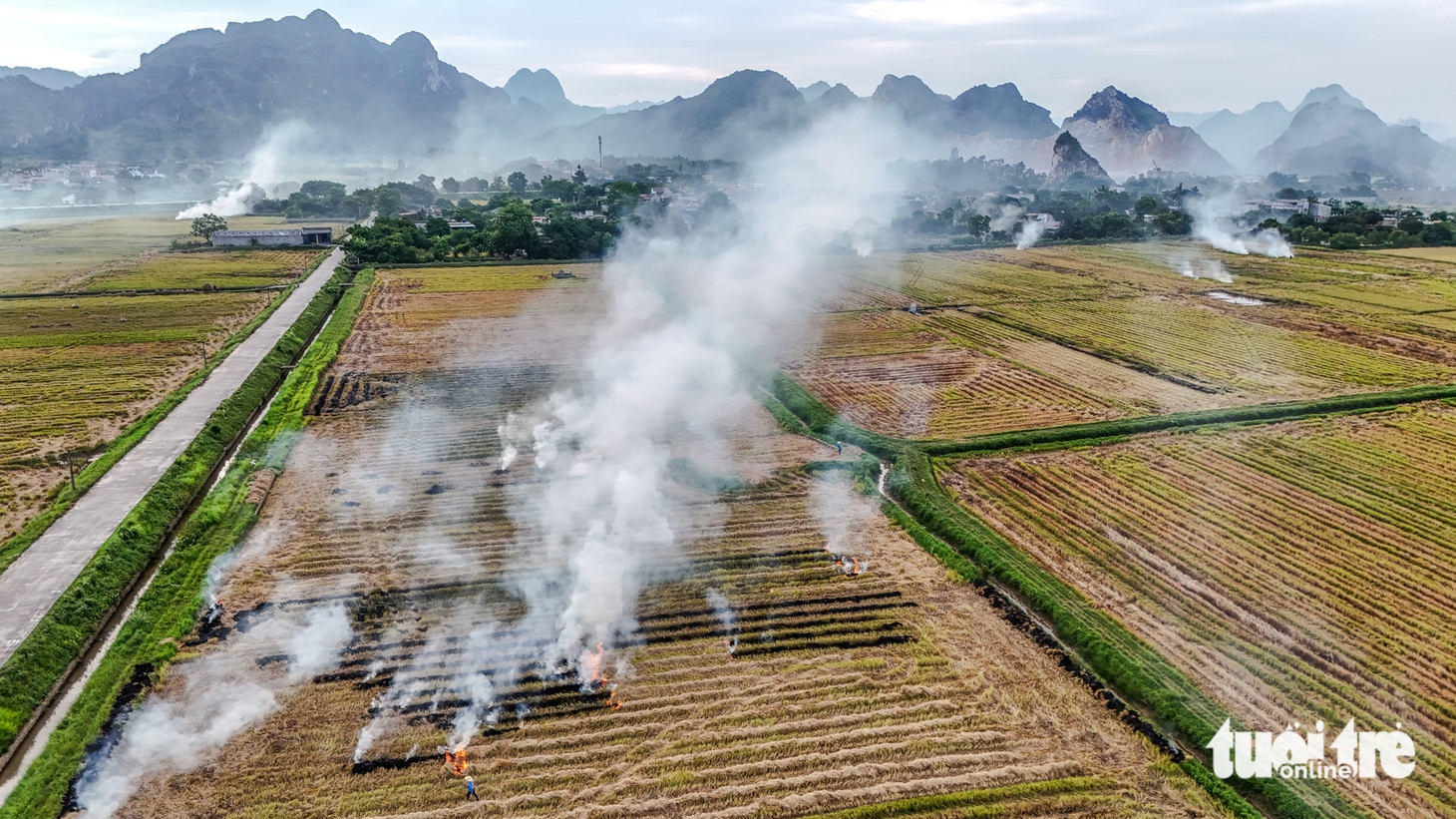 Thản nhiên đốt rơm rạ ở Ninh Bình và Hà Nam, người đi đường lãnh đủ - Ảnh 2.