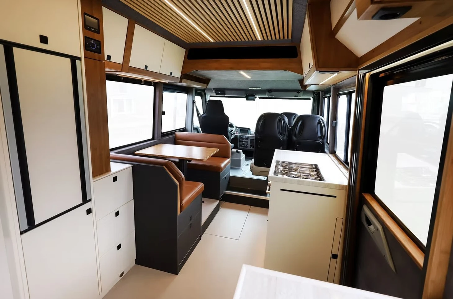 Nhà di động 'nồi đồng cối đá' được ví như 'Land Rover của motorhome', giá từ 16,5 tỉ đồng - Ảnh 7.
