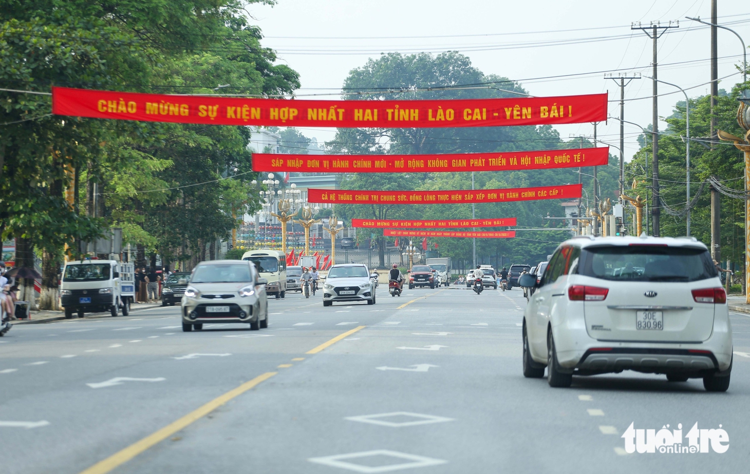 Người dân Yên Bái đội mưa xem chương trình nghệ thuật chào mừng thành lập tỉnh Lào Cai mới - Ảnh 10.