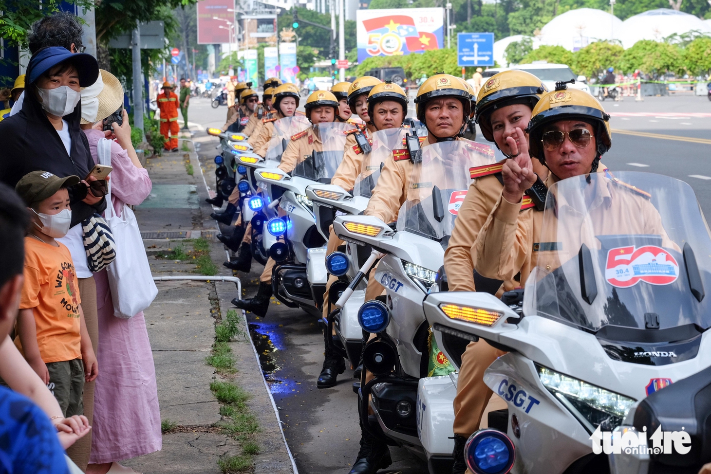 Ngắm 'bóng hồng' cảnh sát giao thông 'chế ngự' siêu mô tô Honda Gold Wing - Ảnh 5.