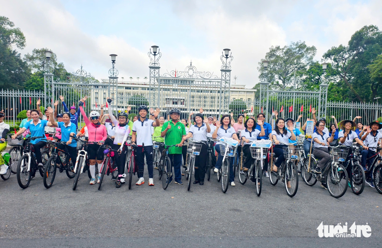 Hơn 100 người đạp xe diễu hành đến chợ Bến Thành mừng thành lập phường Bến Thành - Ảnh 2.