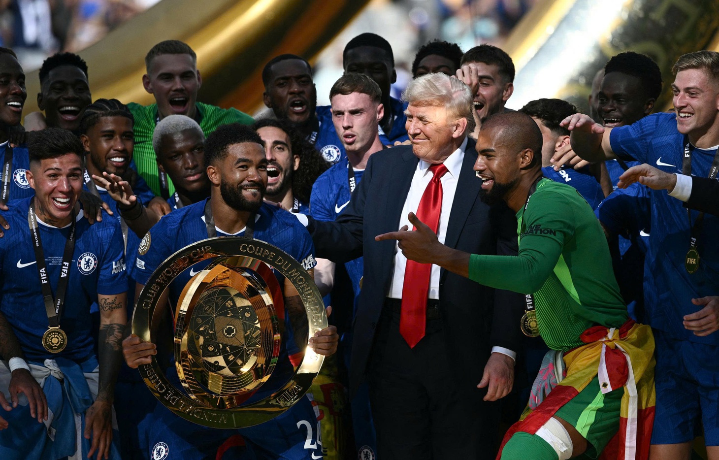Tổng thống Donald Trump trao huy chương cho Chelsea - Ảnh 1.