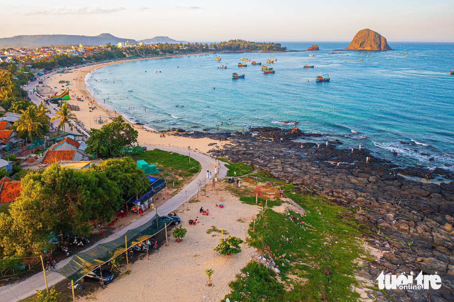 Bạn trẻ khắp nơi check-in con đường đẹp như mơ ở Hòn Yến - Ảnh 1.
