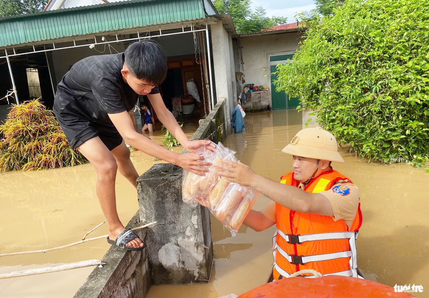 Nước sông Lam tiếp tục dâng, người dân vùng hạ du chạy lũ - Ảnh 11.