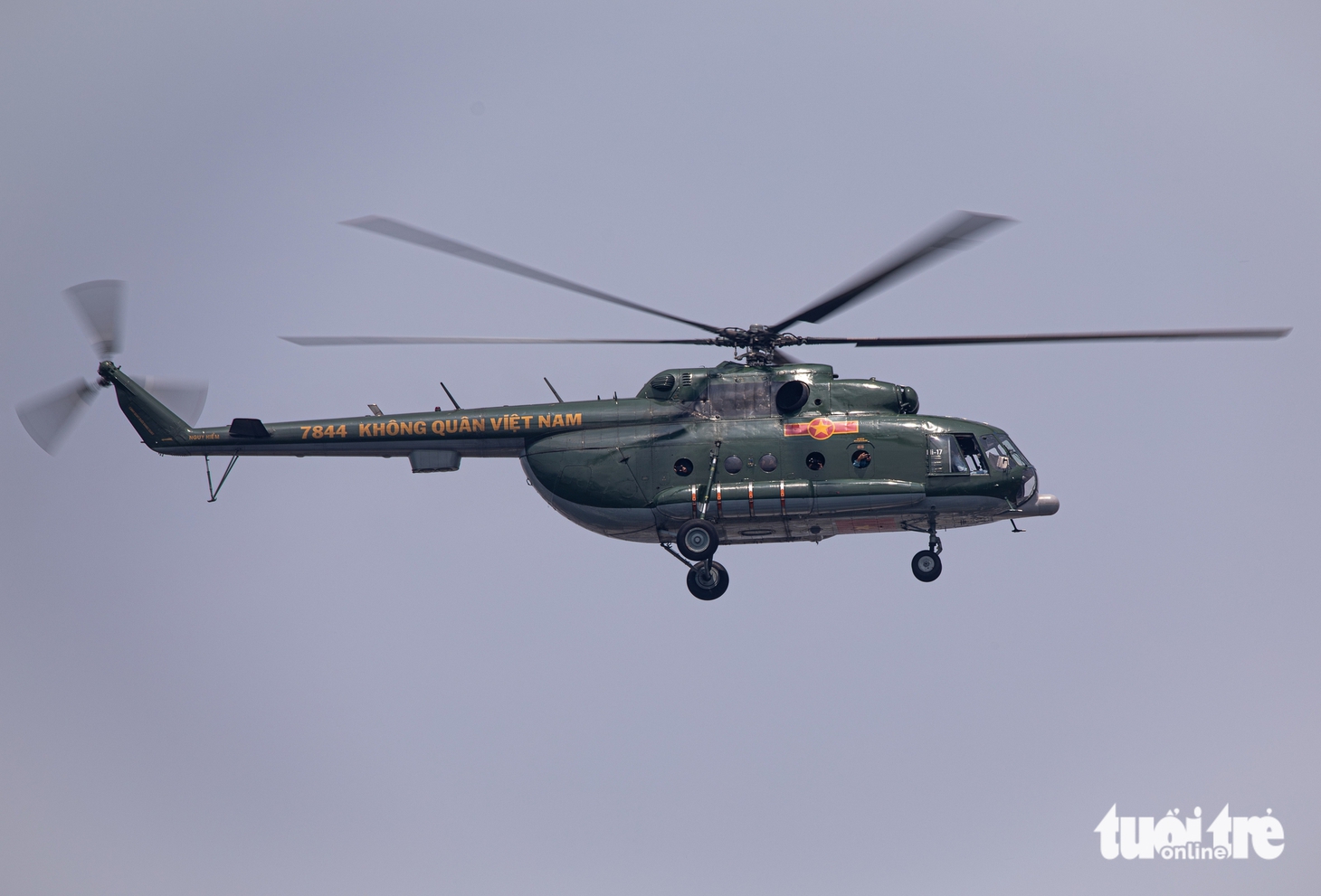 Ngắm tiêm kích Su30-MK2, trực thăng Mi bay qua quảng trường Ba Đình, Hà Nội - Ảnh 7.