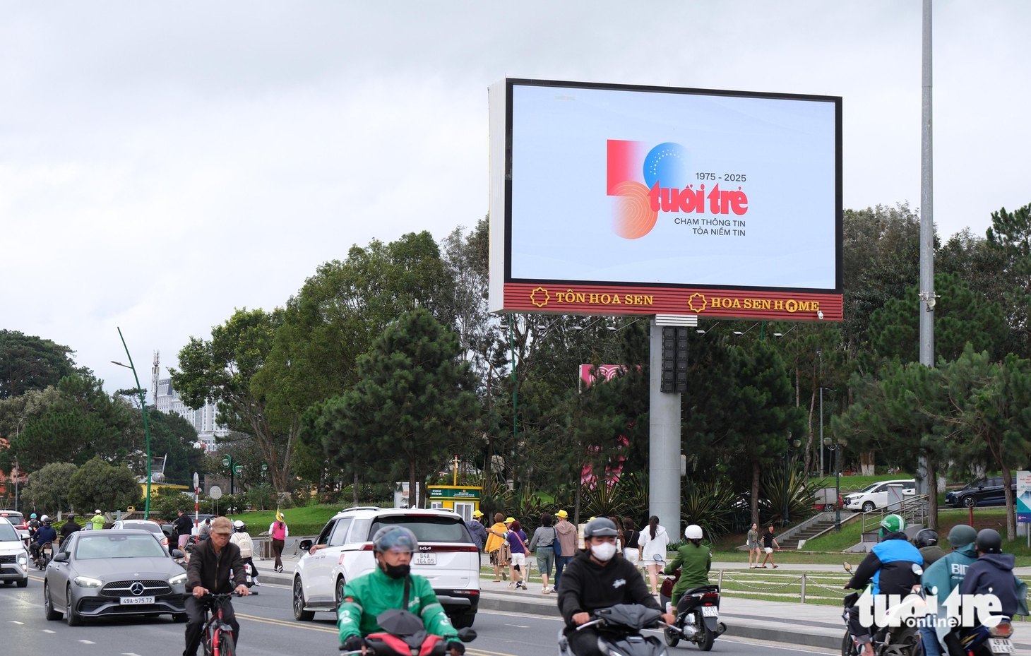 Logo kỷ niệm 50 năm thành lập báo Tuổi Trẻ ở danh thắng hồ Xuân Hương Đà Lạt - Ảnh 3.