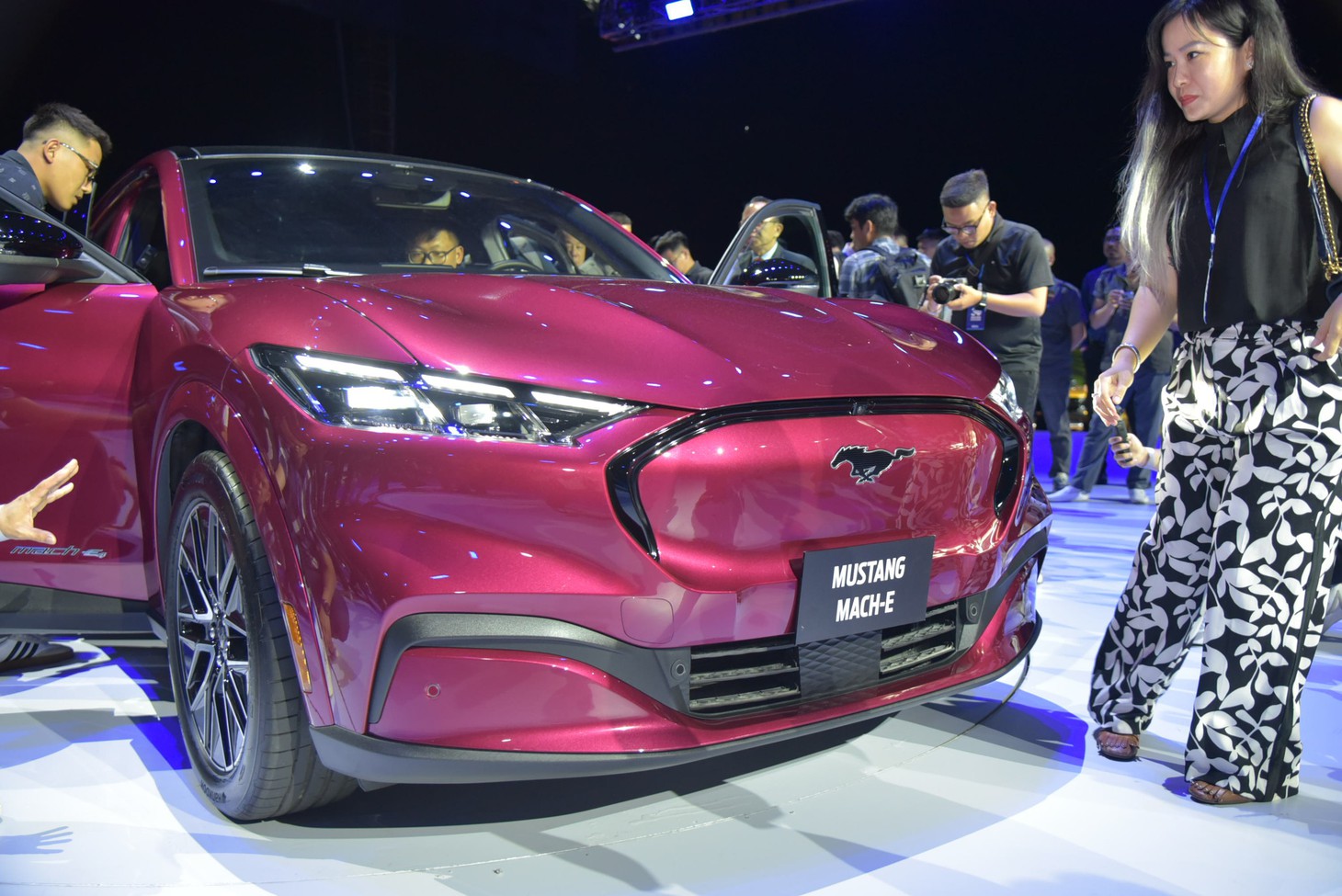 Xe điện Ford Mustang Mach-E ra mắt Việt Nam: Giá 2,599 tỉ, sạc đầy chạy 550km - Ảnh 11.