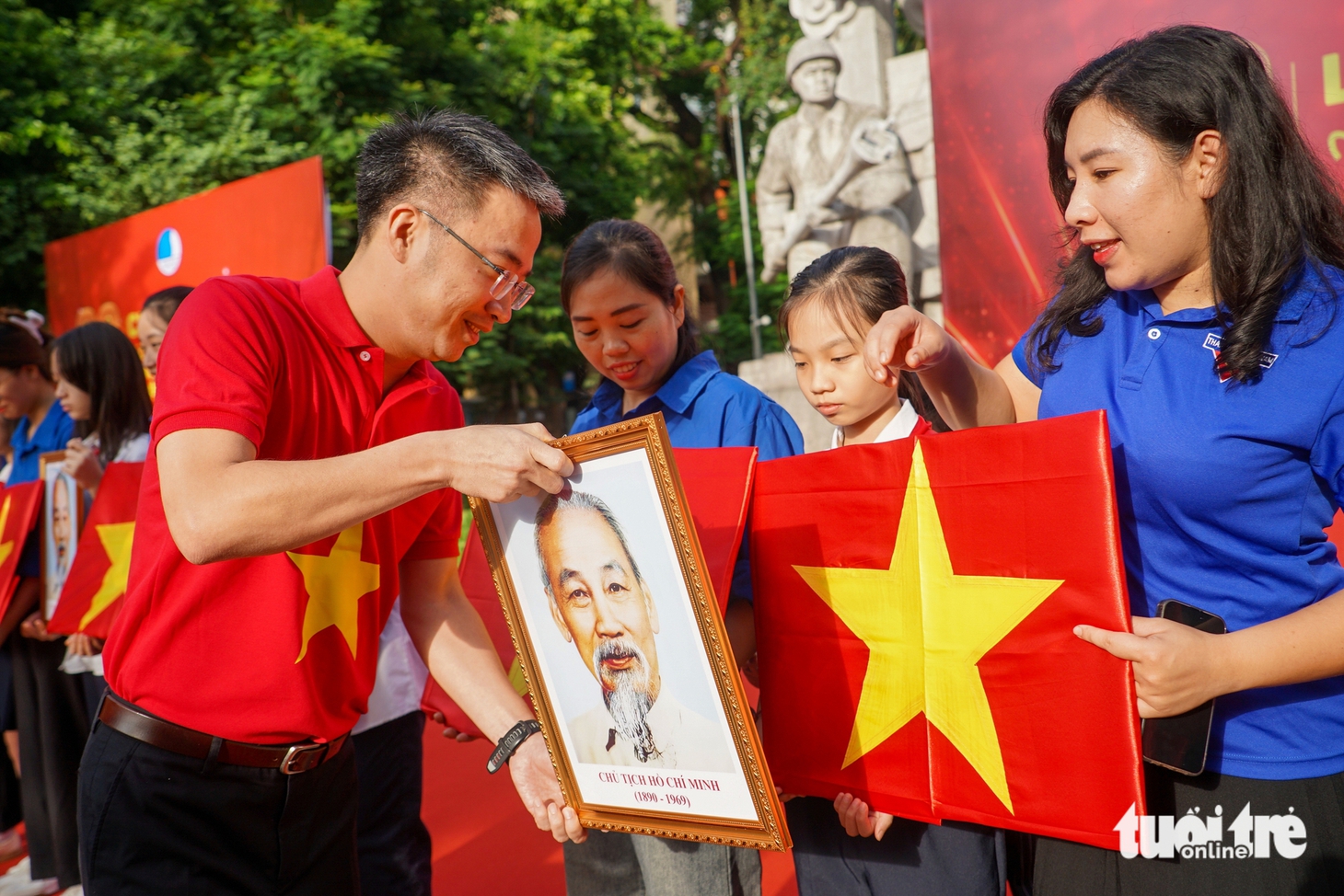 Hàng trăm nghìn thanh niên hát vang Quốc ca dưới cờ Tổ quốc - Ảnh 3.