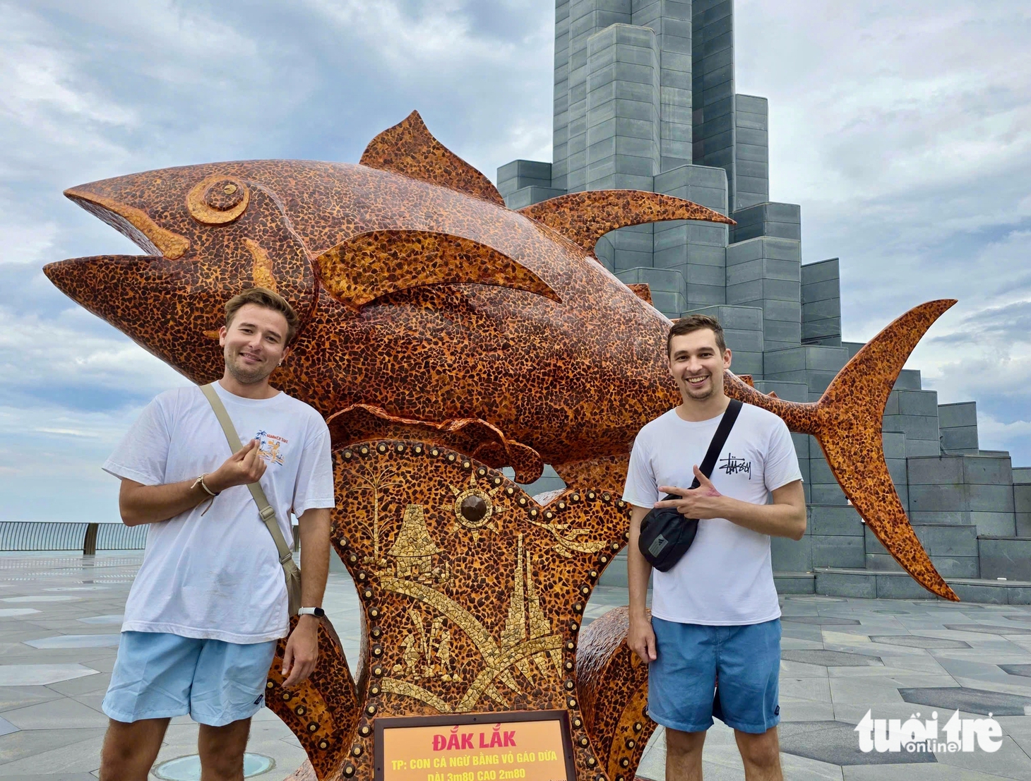 Du khách thích thú check-in cá ngừ 'khủng' bằng gáo dừa ở tháp Nghinh Phong - Ảnh 3.