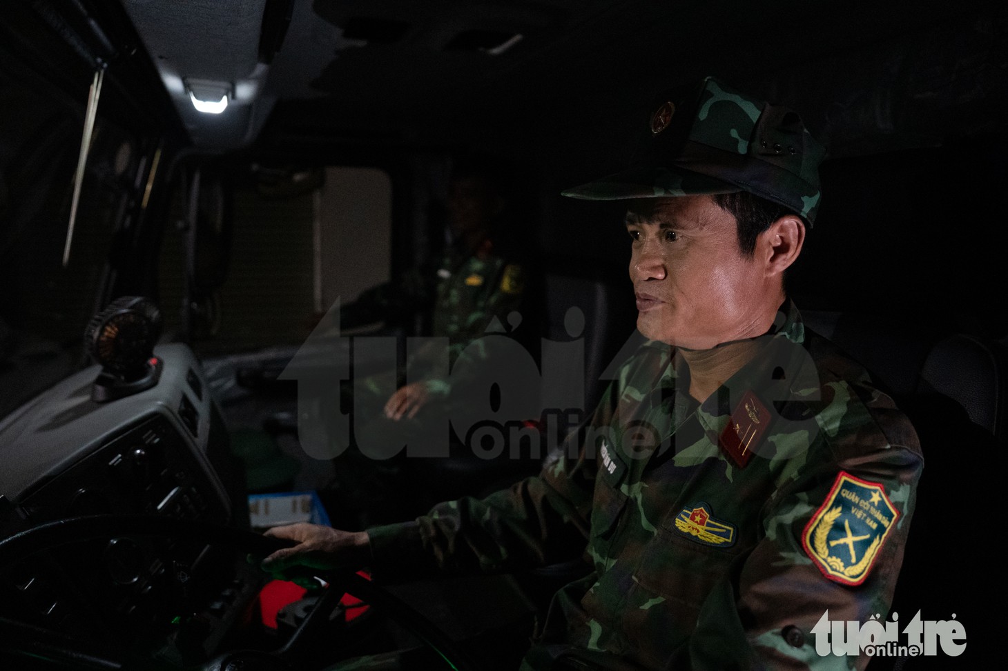 Xe tăng, xe thiết giáp 'hành quân' trong đêm mưa về trụ sở Bộ Quốc phòng - Ảnh 4.