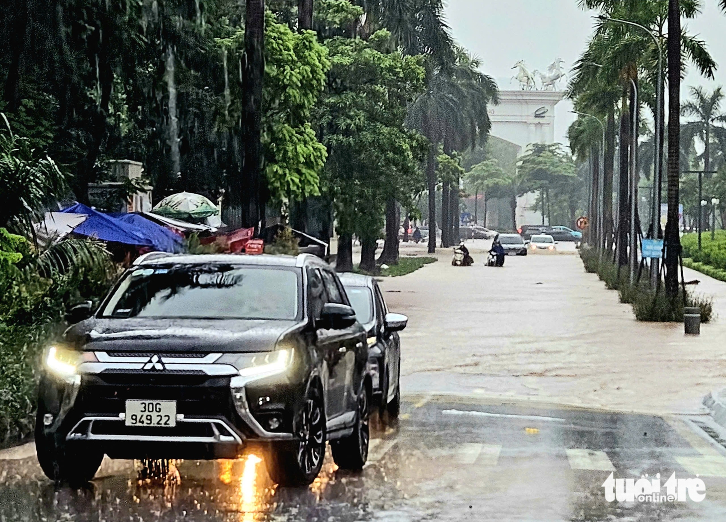 Hà Nội mưa bão số 5 cả đêm, nhiều đường ngập sâu, giao thông tê liệt - Ảnh 9.