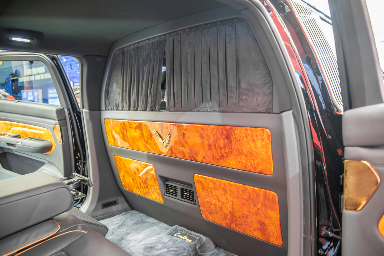 Cận cảnh Lạc Hồng 900 LX đời thực: Nhiều chi tiết mạ vàng, rộng hơn Cadillac Escalade, đi 550km/sạc - Ảnh 15.