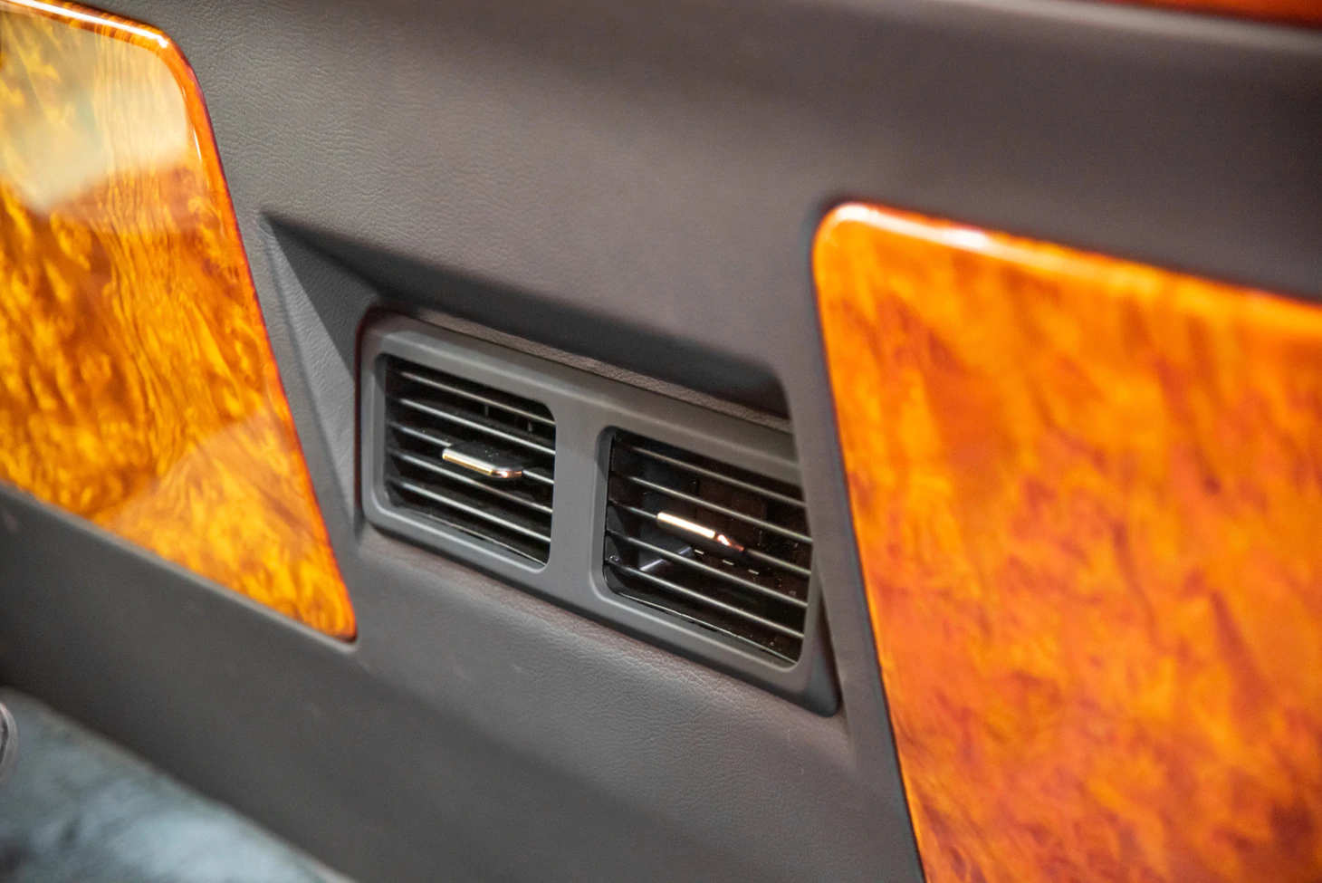 Cận cảnh Lạc Hồng 900 LX đời thực: Nhiều chi tiết mạ vàng, rộng hơn Cadillac Escalade, đi 550km/sạc - Ảnh 16.