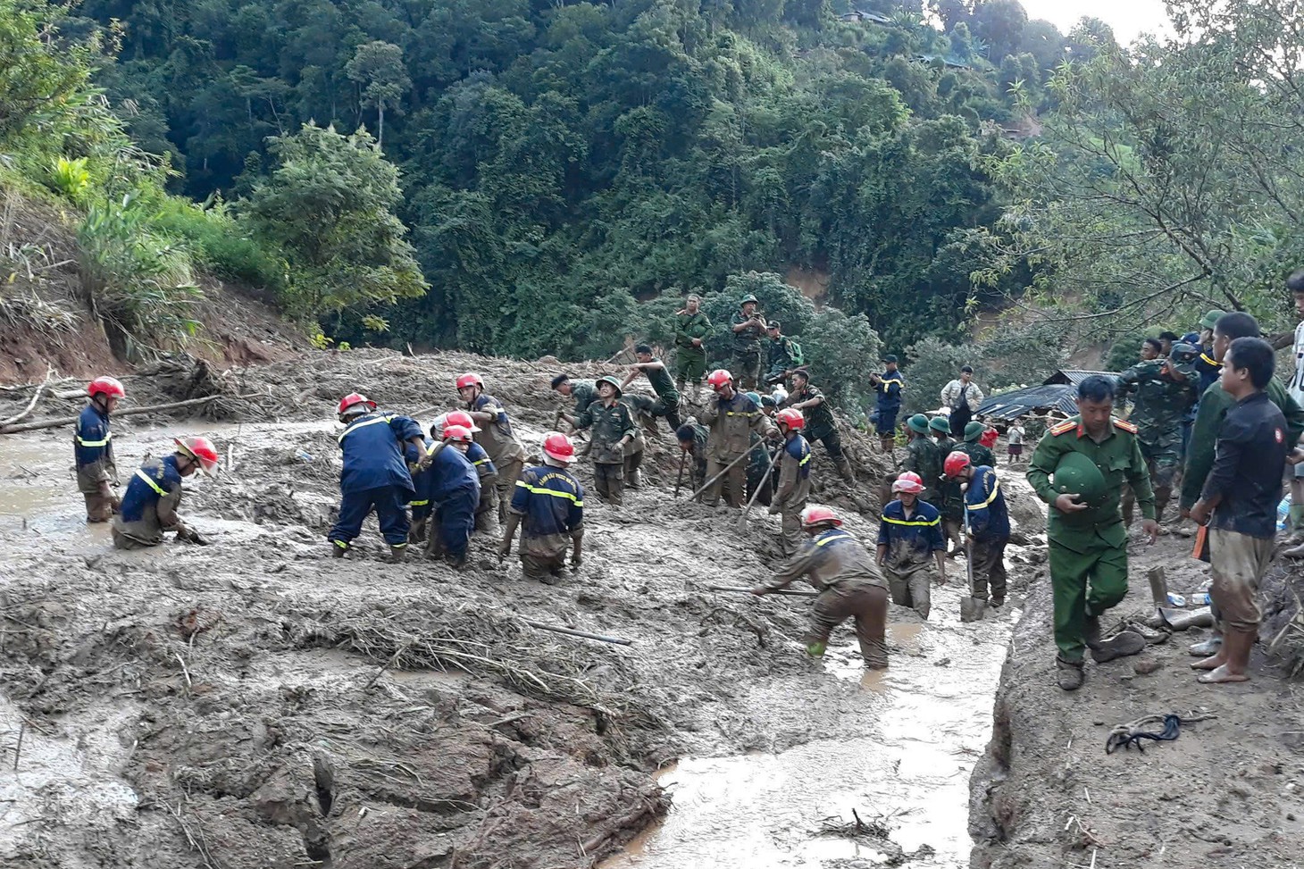 Quân đội khẩn cấp cứu trợ, dựng nhà bạt dã chiến cho dân vùng lũ Điện Biên - Ảnh 5.