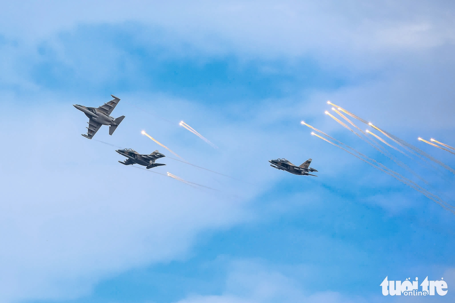 Tiêm kích Su 30-MK2 thả đạn nhiễu, trực thăng kéo cờ trên bầu trời thủ đô - Ảnh 6.