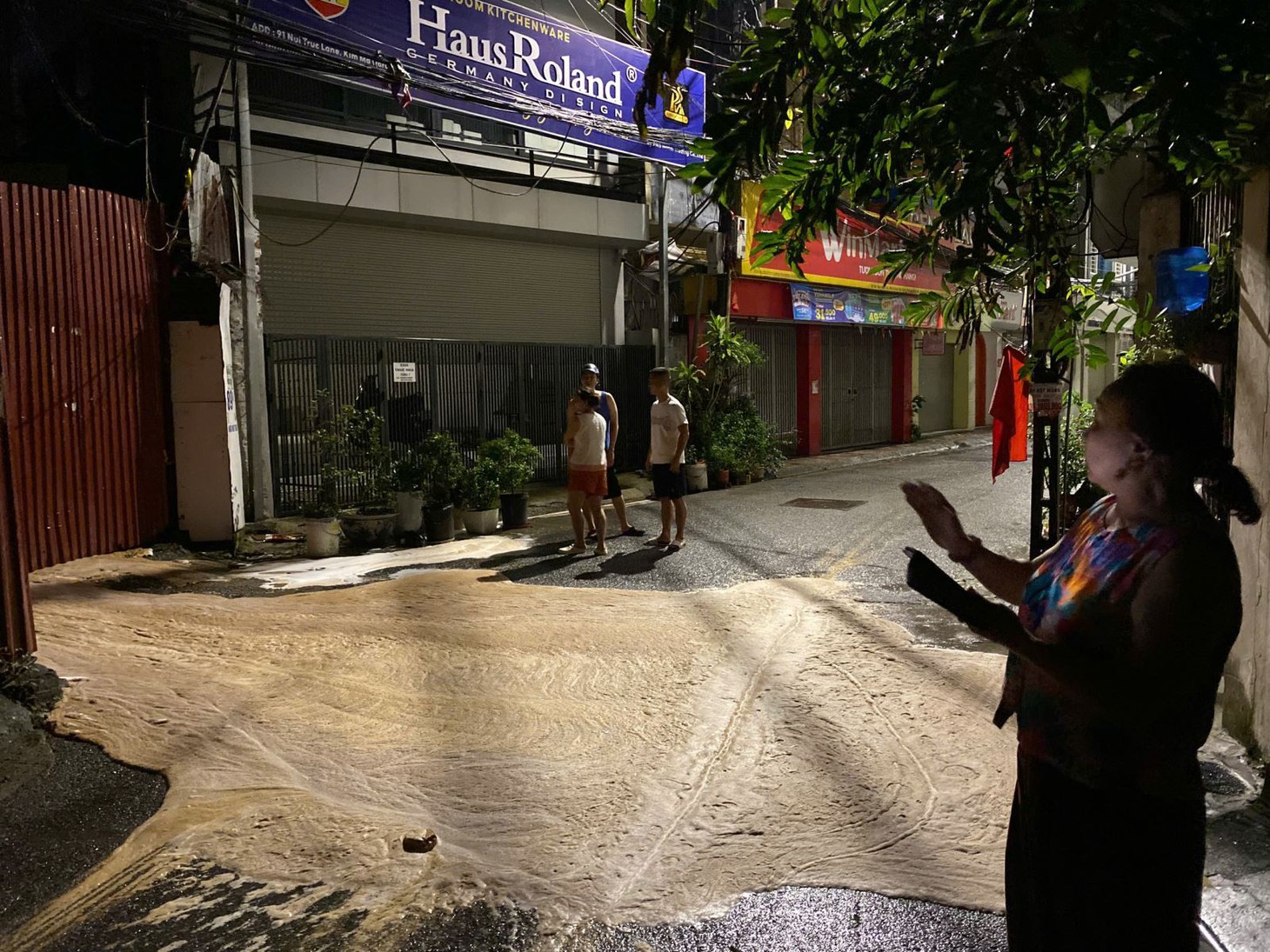 Sau cơn mưa lớn, bọt khí và bùn lại trào lên tại nơi đào hầm metro Nhổn - ga Hà Nội đi qua - Ảnh 3.