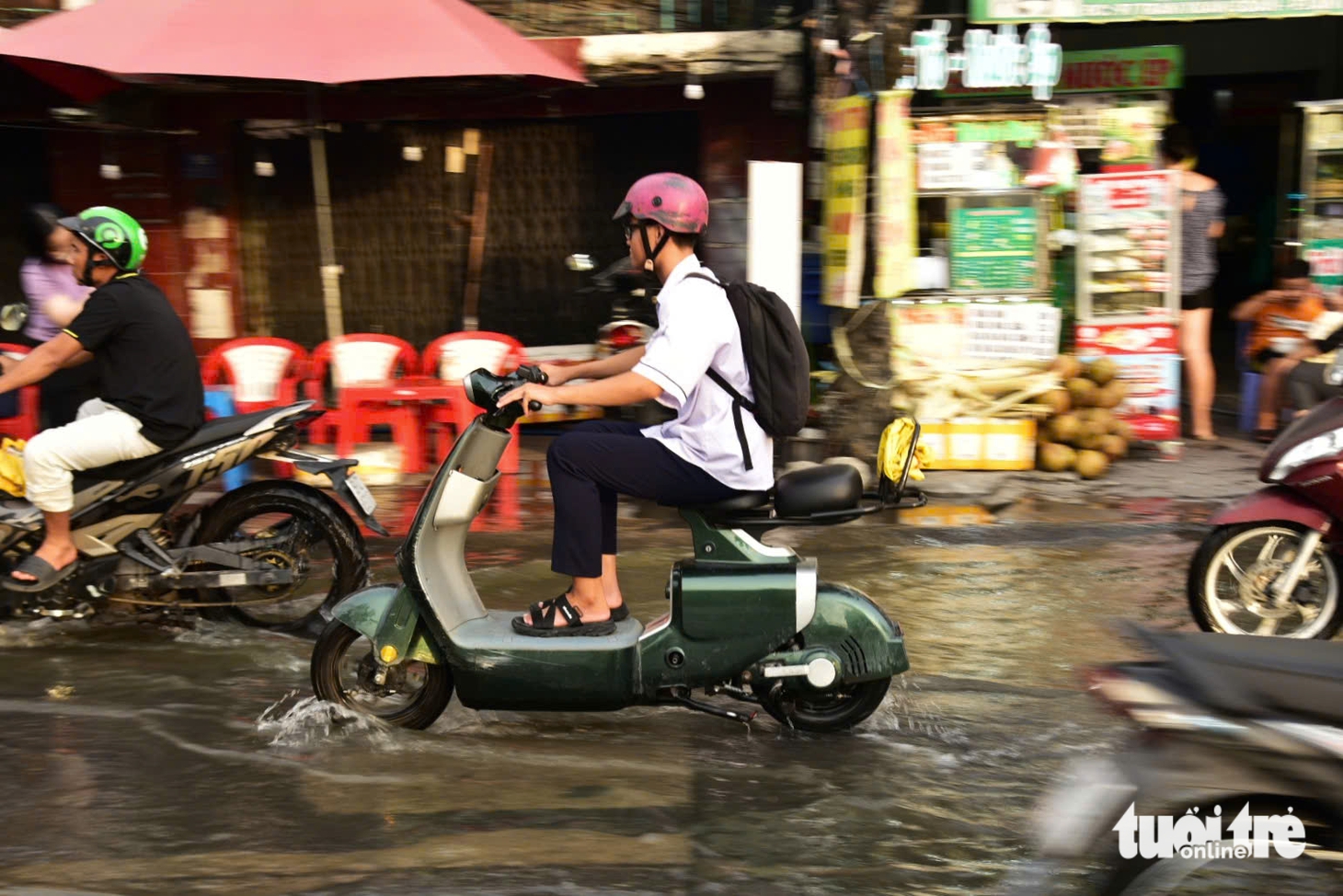 Triều cường đạt đỉnh, người dân TP.HCM lại bì bõm giờ tan tầm - Ảnh 3.