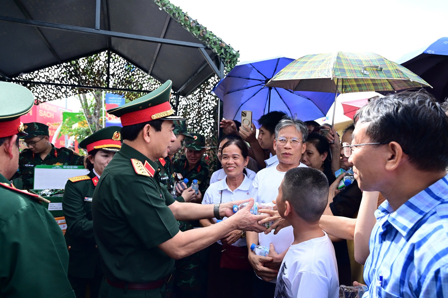 Đại tướng Phan Văn Giang kiểm tra khu trưng bày của Bộ Quốc phòng tại triển lãm thành tựu đất nước - Ảnh 3.