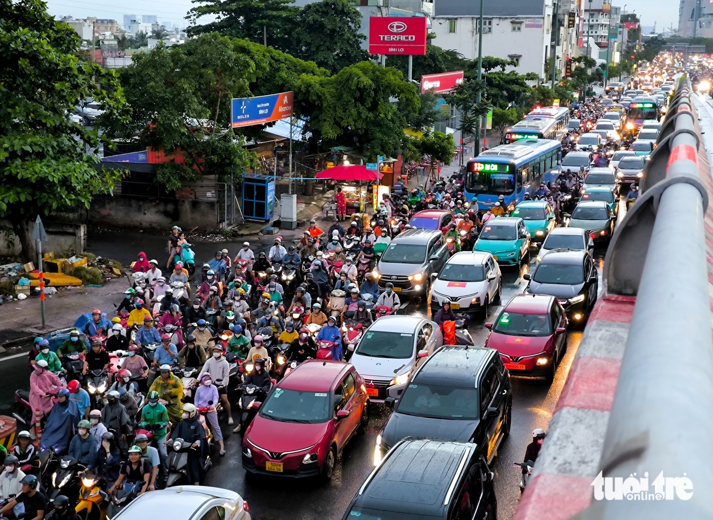 Cầu Bình Lợi ‘nghẹt thở’ trong biển xe chiều cuối tuần - Ảnh 8.