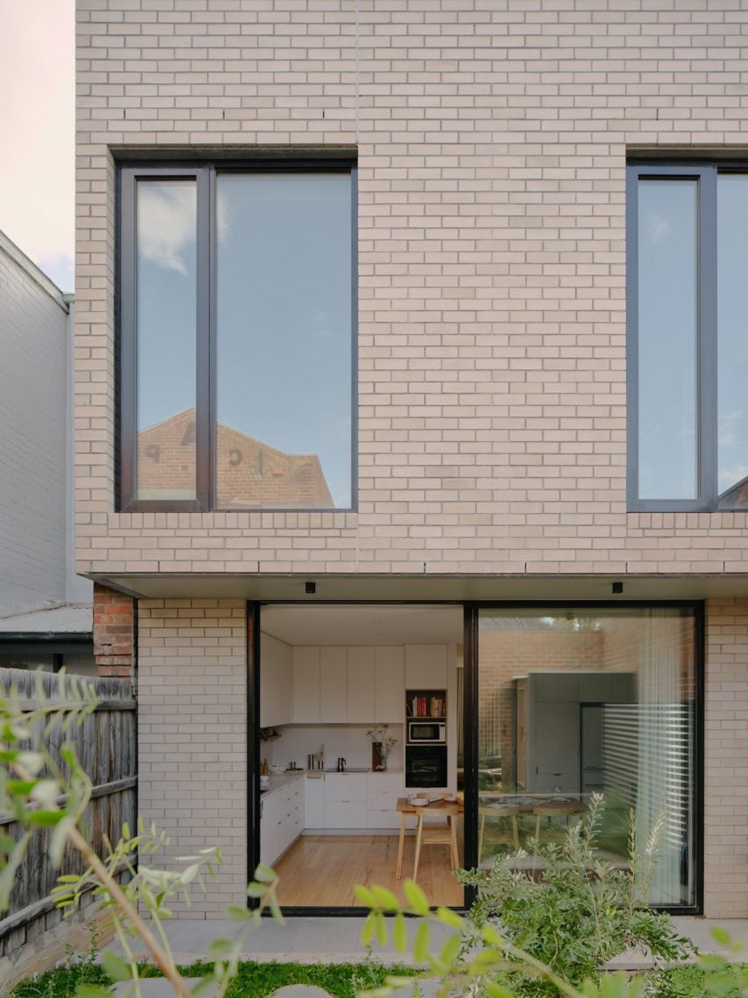 Cuộc sống riêng tư nơi thành thị với ngôi nhà nhỏ gọn ở Melbourne - Ảnh 4.