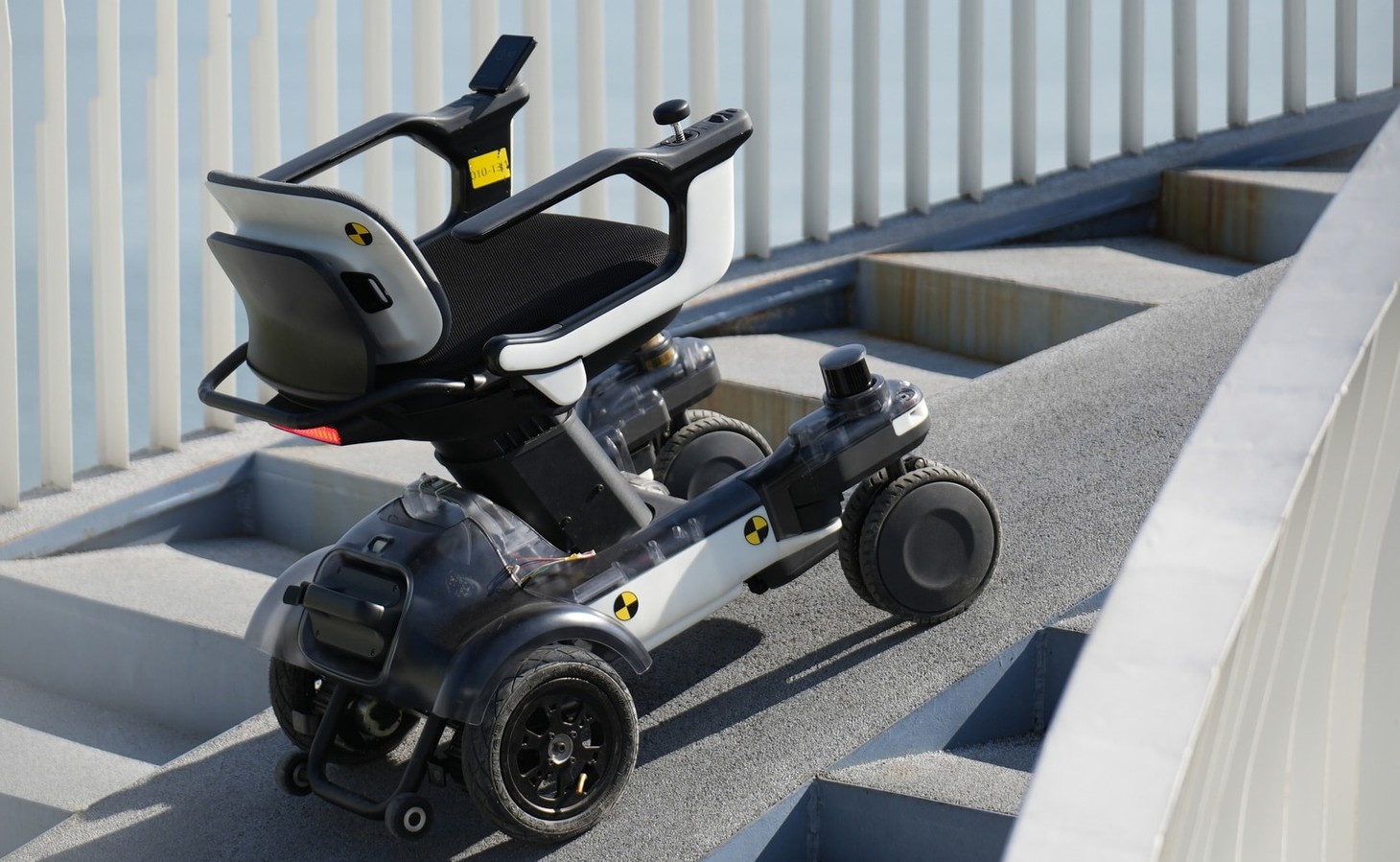 Nhìn như ghế song lại là xe scooter điện: Trang bị xịn như ô tô, 4 động cơ - Ảnh 8.