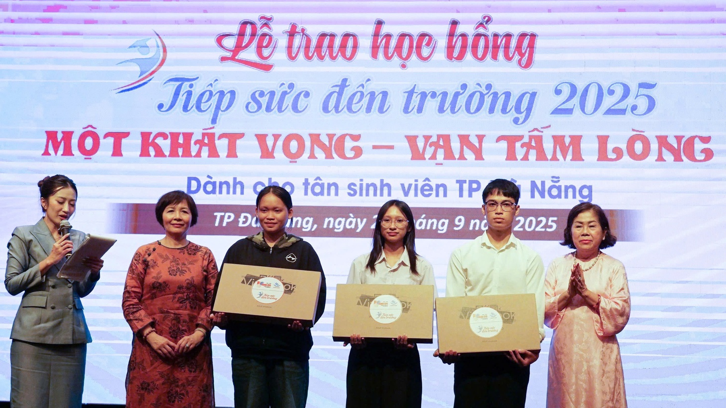 'Số tiền này con mua đôi giày mới đi học, không cần phải mượn giày của bạn nữa nhé con' - Ảnh 26.