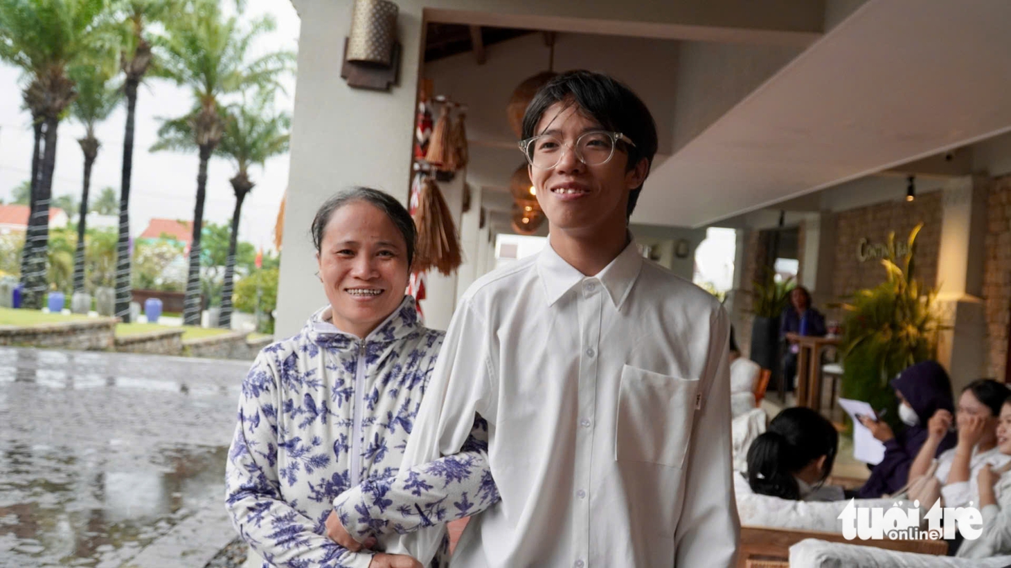 'Số tiền này con mua đôi giày mới đi học, không cần phải mượn giày của bạn nữa nhé con' - Ảnh 32.