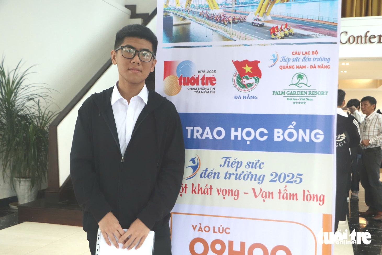'Số tiền này con mua đôi giày mới đi học, không cần phải mượn giày của bạn nữa nhé con' - Ảnh 31.
