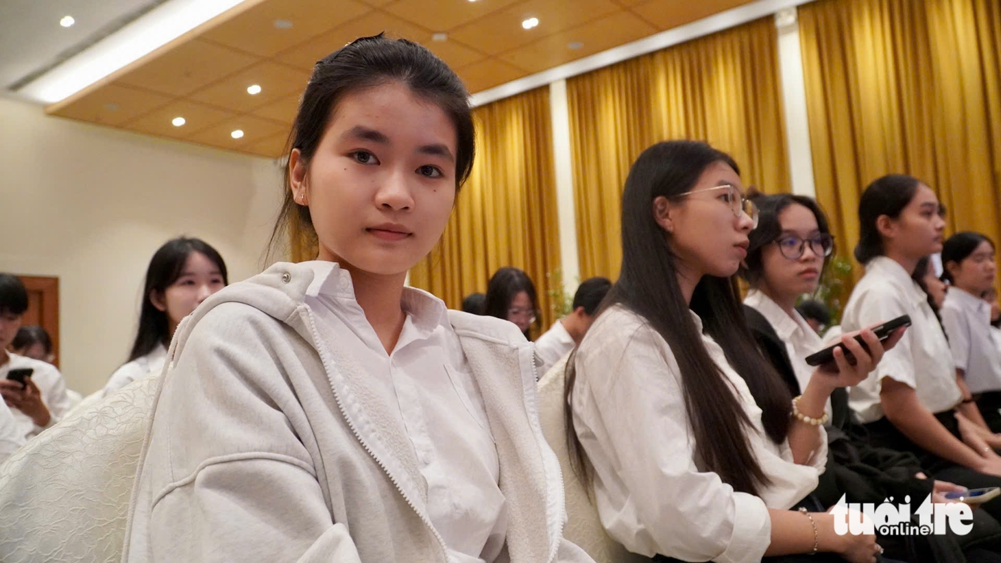 'Số tiền này con mua đôi giày mới đi học, không cần phải mượn giày của bạn nữa nhé con' - Ảnh 35.