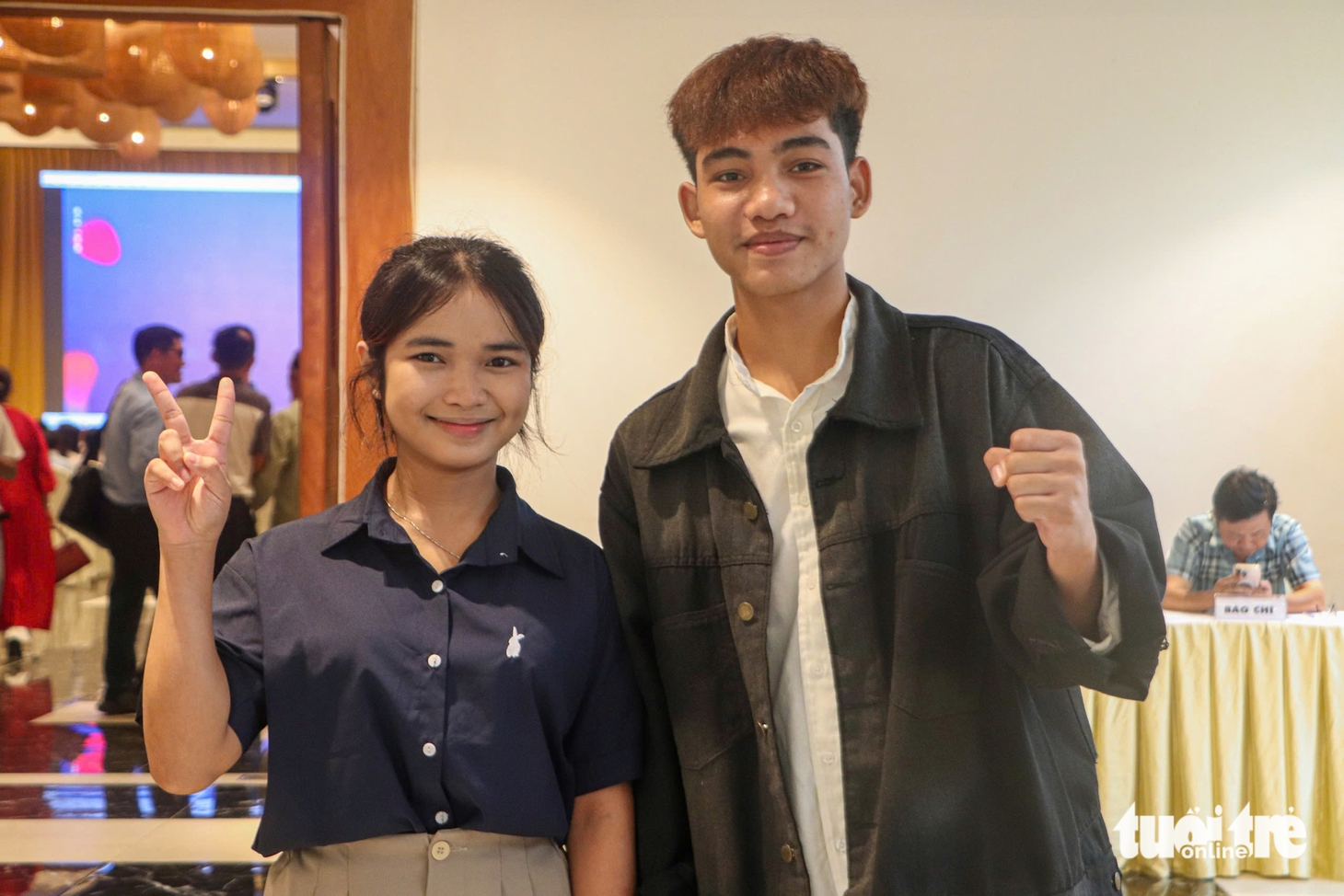 'Số tiền này con mua đôi giày mới đi học, không cần phải mượn giày của bạn nữa nhé con' - Ảnh 34.