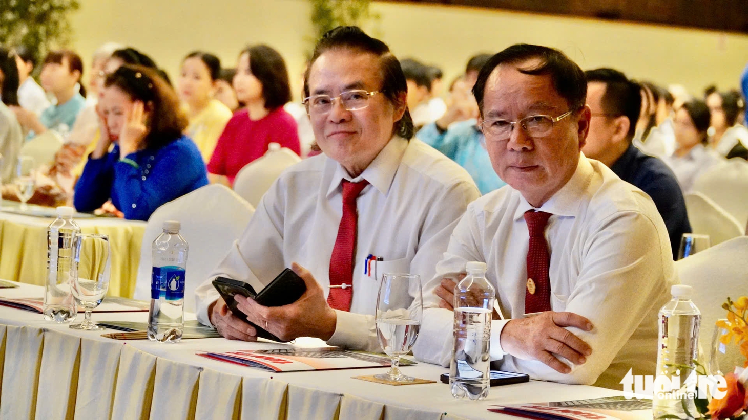 'Số tiền này con mua đôi giày mới đi học, không cần phải mượn giày của bạn nữa nhé con' - Ảnh 27.