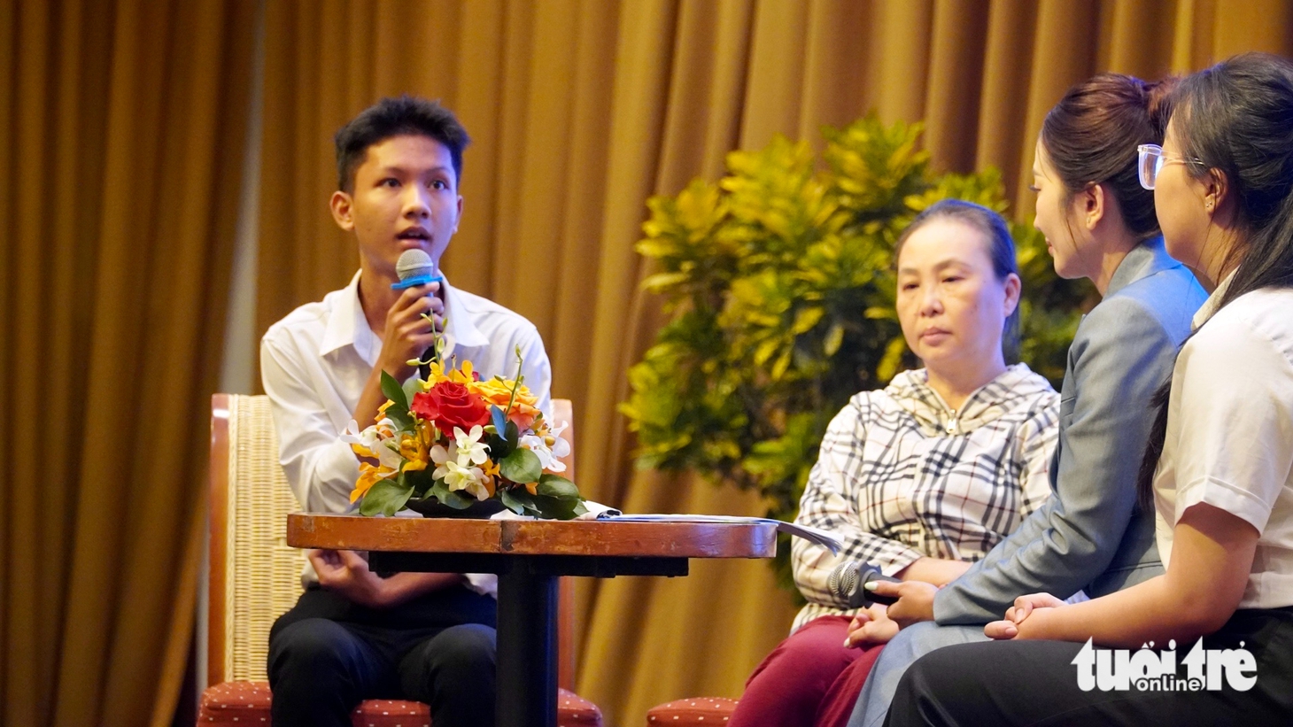 'Số tiền này con mua đôi giày mới đi học, không cần phải mượn giày của bạn nữa nhé con' - Ảnh 5.