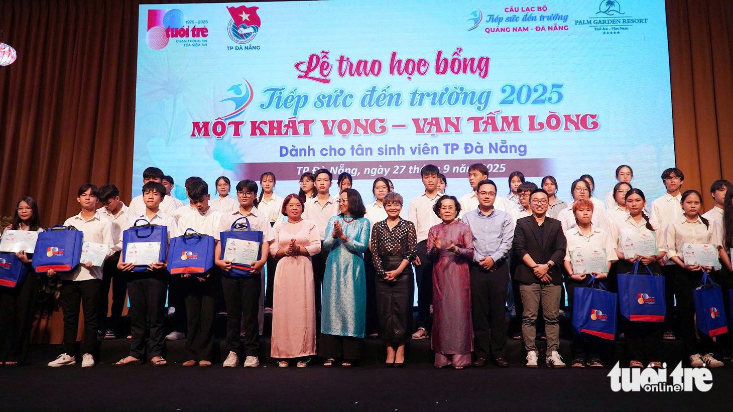 'Số tiền này con mua đôi giày mới đi học, không cần phải mượn giày của bạn nữa nhé con' - Ảnh 11.