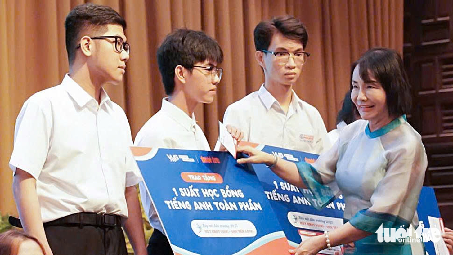 'Số tiền này con mua đôi giày mới đi học, không cần phải mượn giày của bạn nữa nhé con' - Ảnh 15.