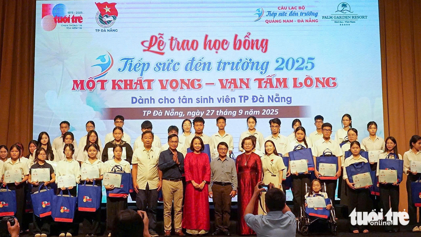 'Số tiền này con mua đôi giày mới đi học, không cần phải mượn giày của bạn nữa nhé con' - Ảnh 17.
