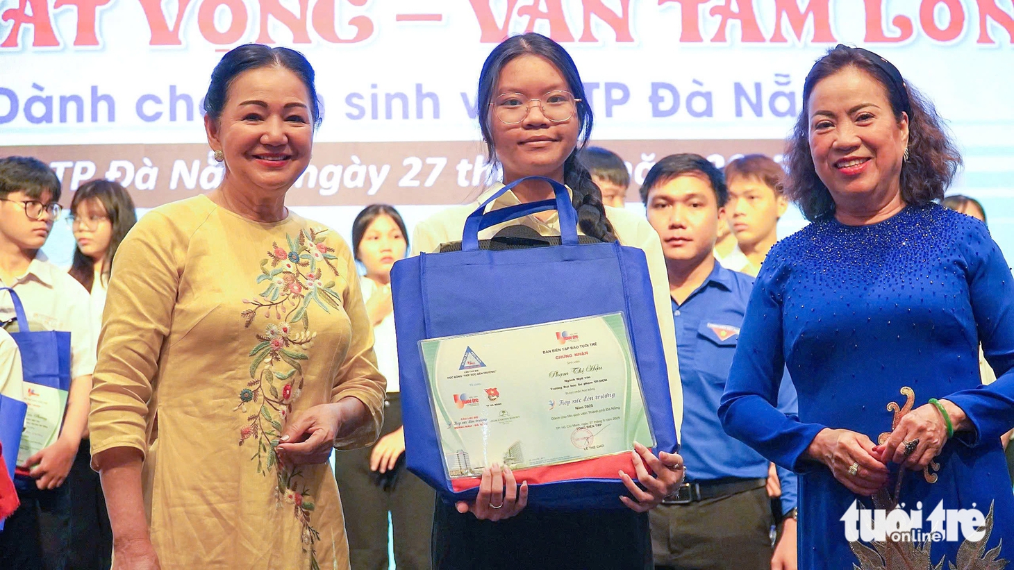 'Số tiền này con mua đôi giày mới đi học, không cần phải mượn giày của bạn nữa nhé con' - Ảnh 19.